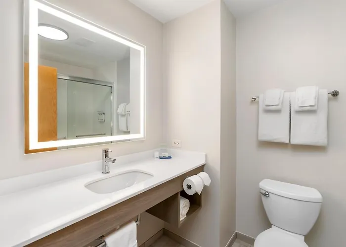 Отель Express Peru-lasalle Area By Ihg Peru